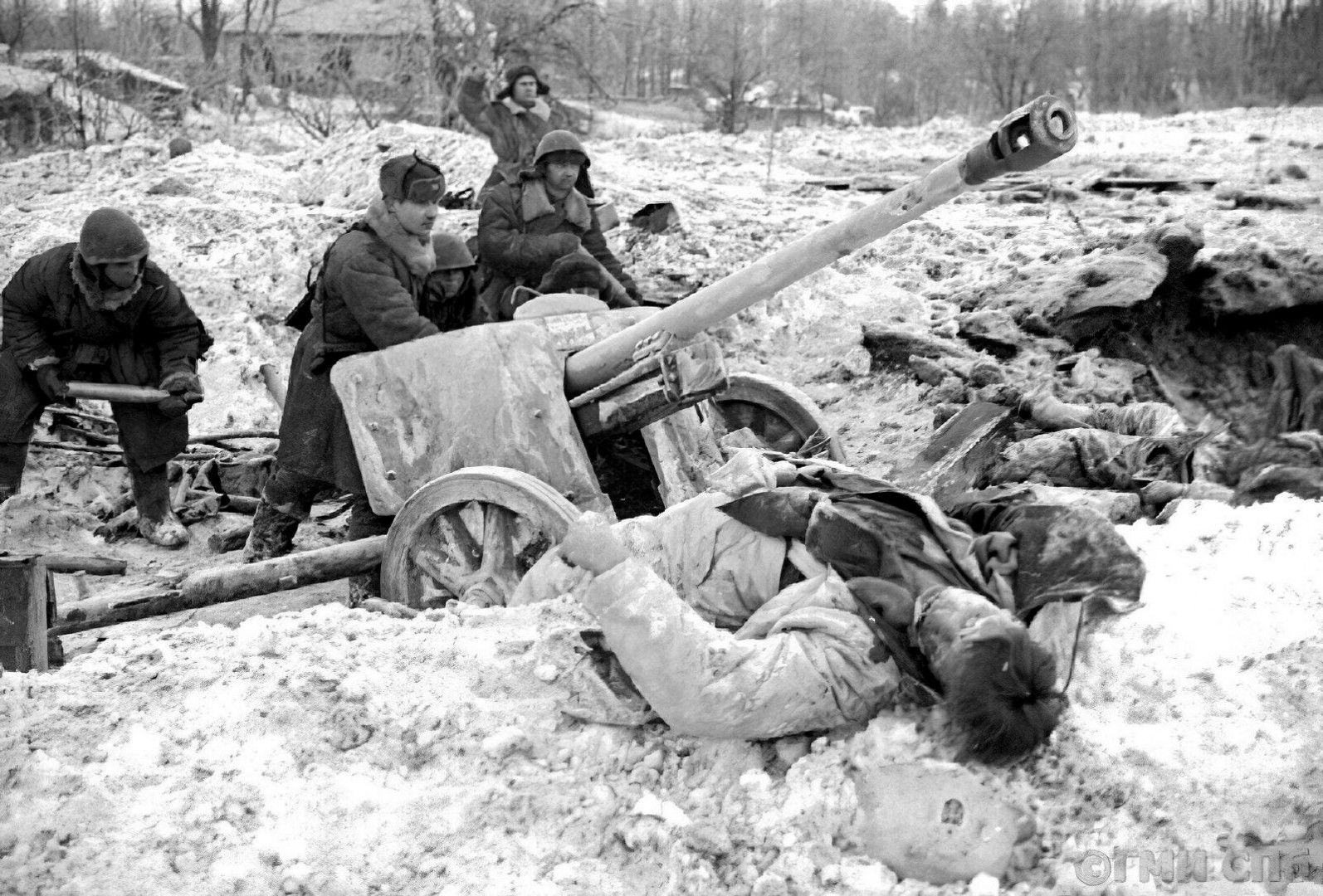 Советские артиллеристы стреляют из трофейного немецкого орудия 1943 г.i